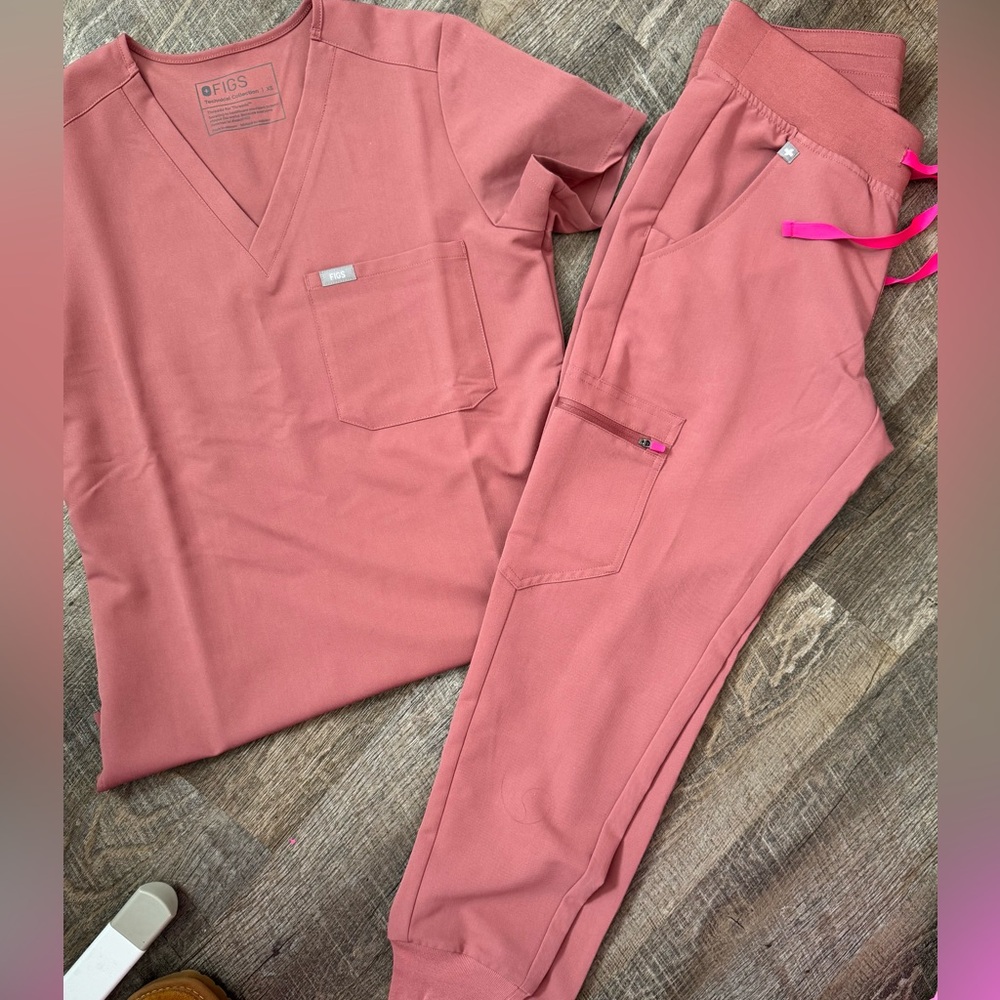 Woman’s figs XS TOP & XS PETITE JOGGER